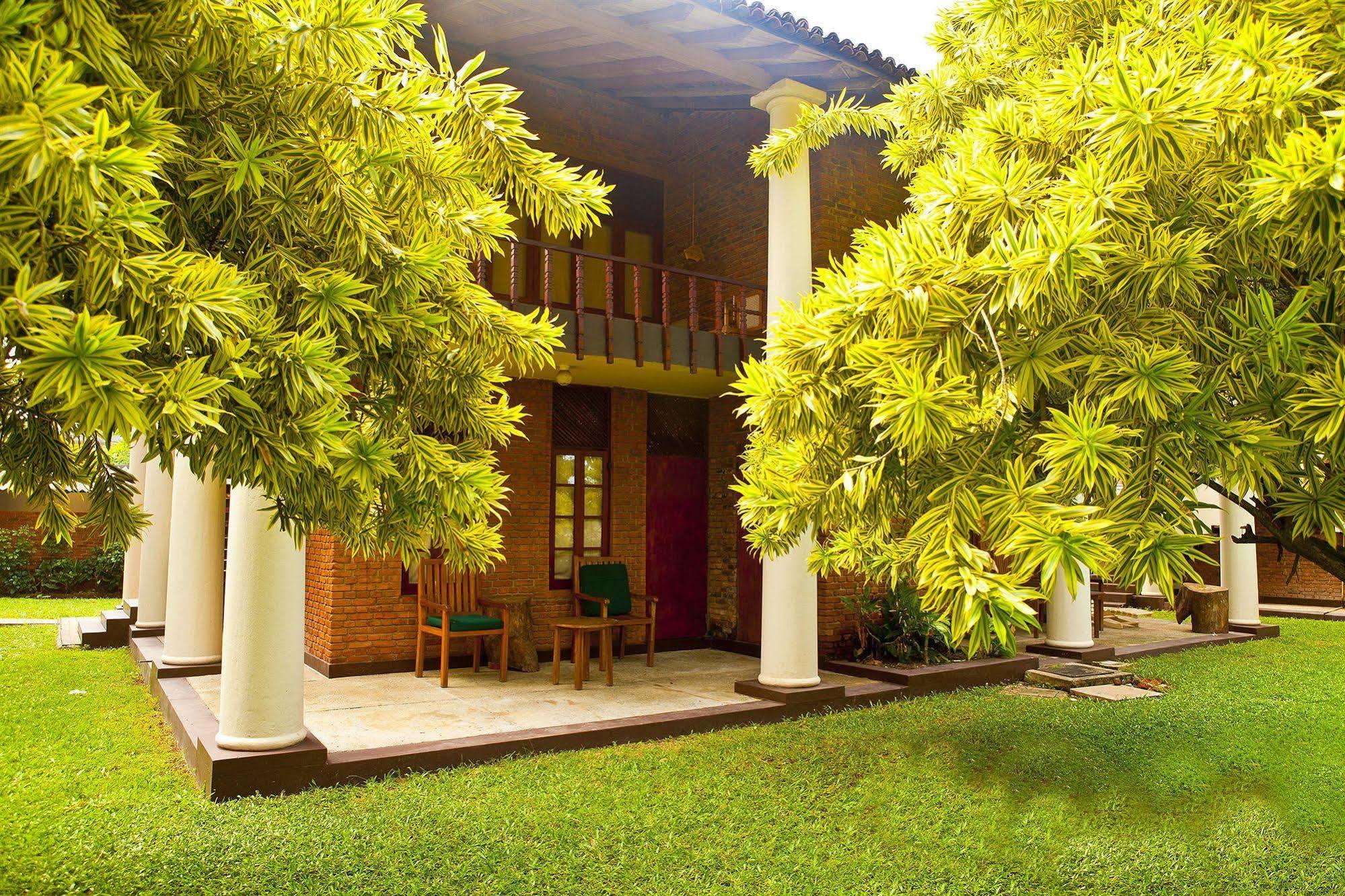 Yoho Rivi Ras Hotel Dehiwala-Mount Lavinia Exterior foto